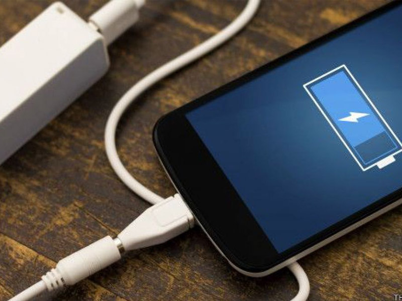 Cuáles son los peligros de cargar tu celular en lugares públicos